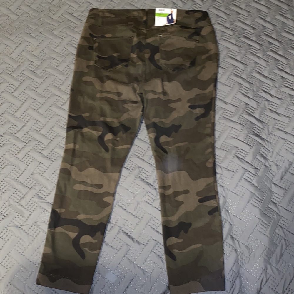 Capris - Picture 3 of 4